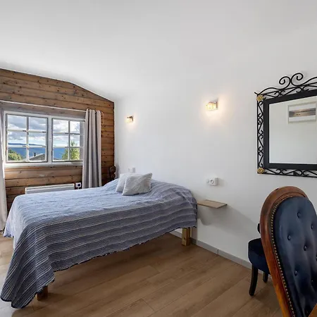 Maison Calme Au Centre Du Village Holiday home *